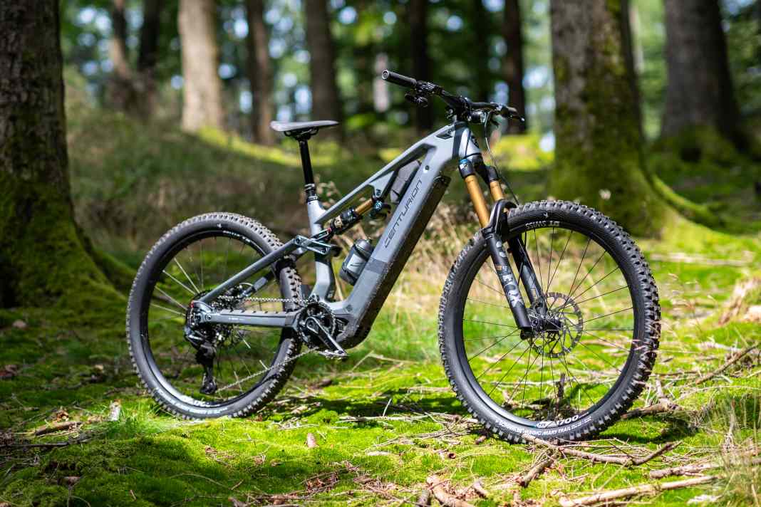 The new carbon frame of the Centurion No Pogo R7000 and R5000 is said to be 1.7 kilos lighter than its aluminium counterpart.