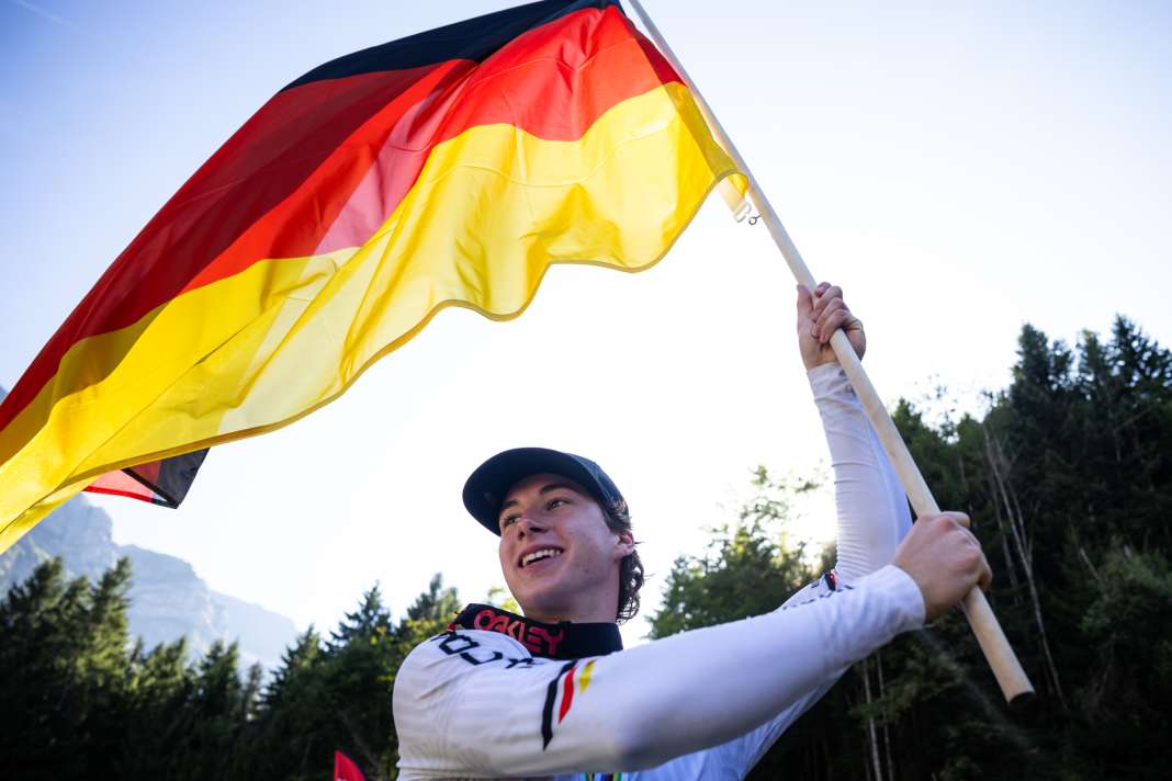 Henri for Germany! The first medal in the men's downhill (elite).