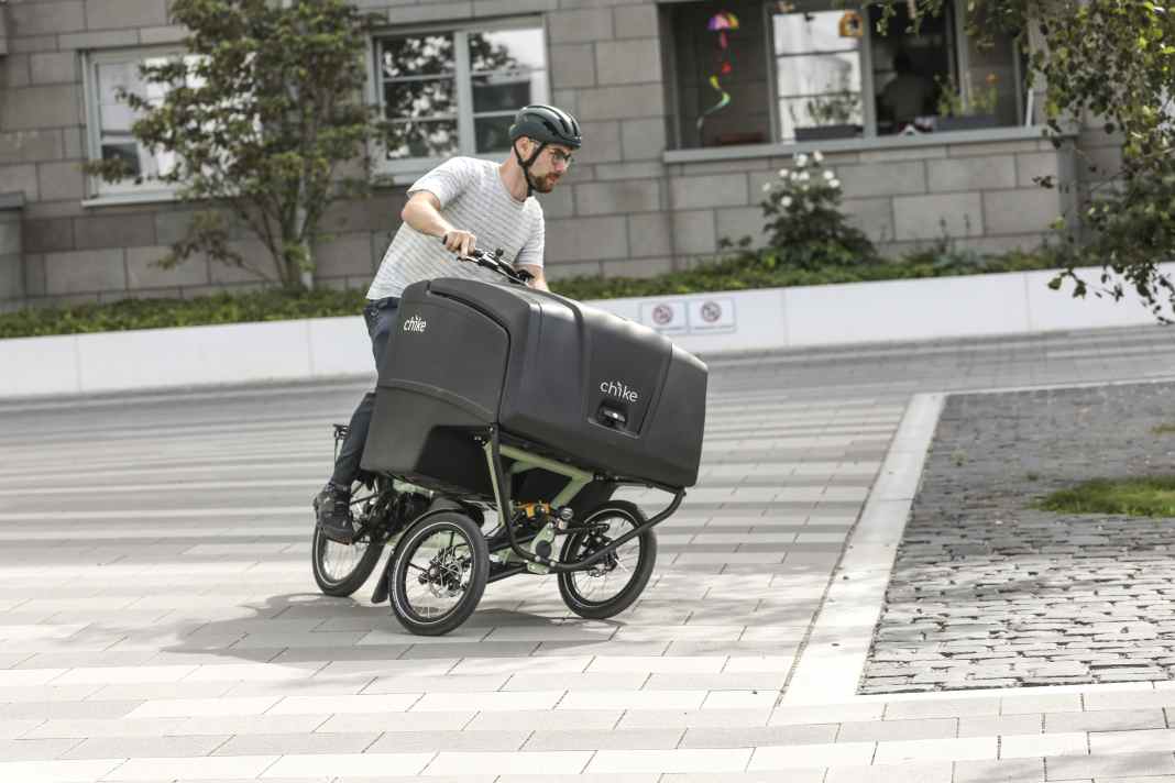 Der Klassiker: Mehrspurige Lastenräder mit großer Cargo-Box sind schwer, dafür passt richtig viel Gepäck rein. Meist fehlt dafür etwas Dynamik, das Chike mit Neigetechnik ist die große Ausnahme von dieser Regel.
