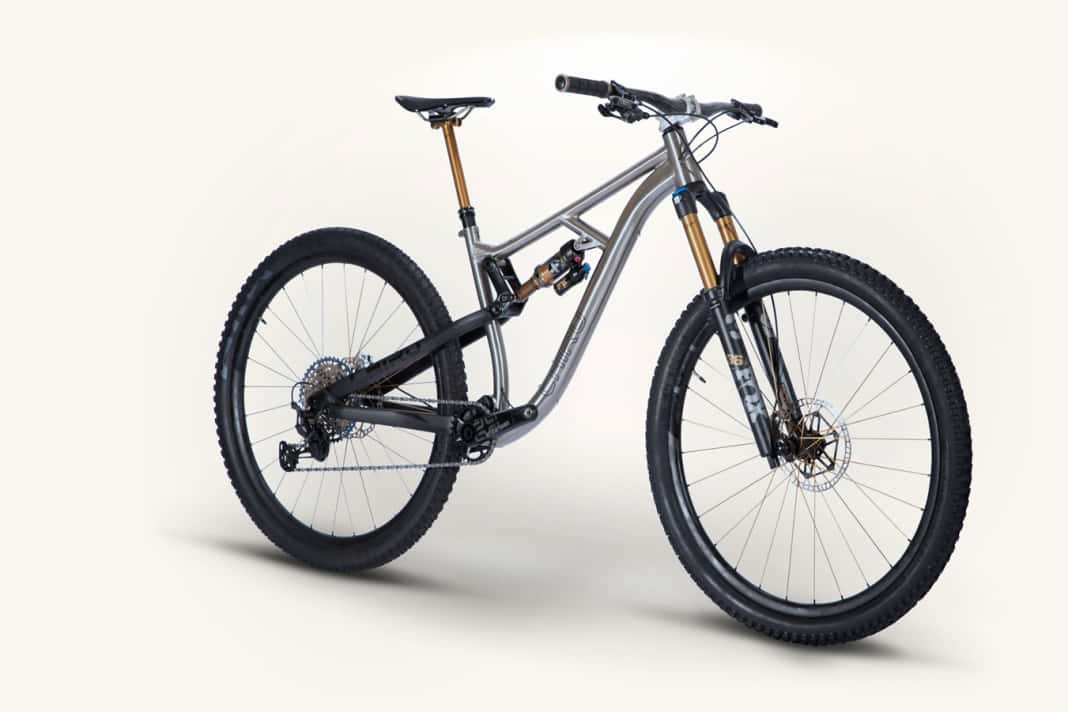 Titan küsst Carbon: Das Chiru Savage rollt mit Titan-Hauptrahmen und Carbon-Hinterbau auf die Trails.