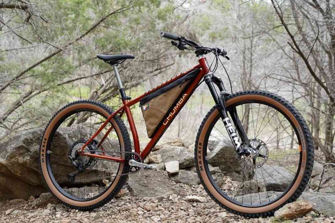 Das Chumba Slackr ist für raue Trails gemacht, soll sich aber den Fahrspaß eines Hardtails erhalten.