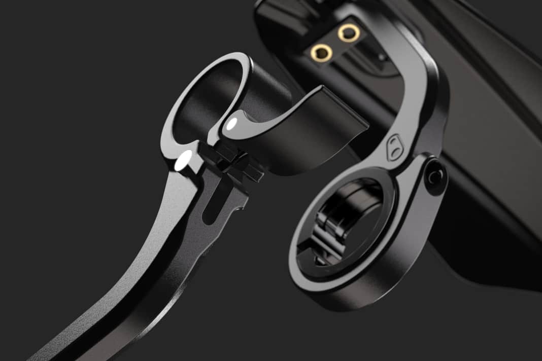 Der Crankbrothers Guardian mit der universellen Schelle (links im Bild) und das Pendant in der integrierten Ausführung (rechts im Bild).