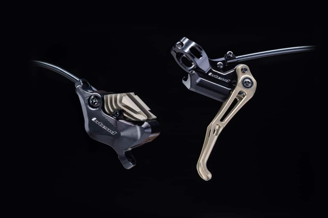 The new Intend Trinity 2.0 MTB brake comes in two versions: an enduro version without heat sinks and a downhill version with heat sinks.