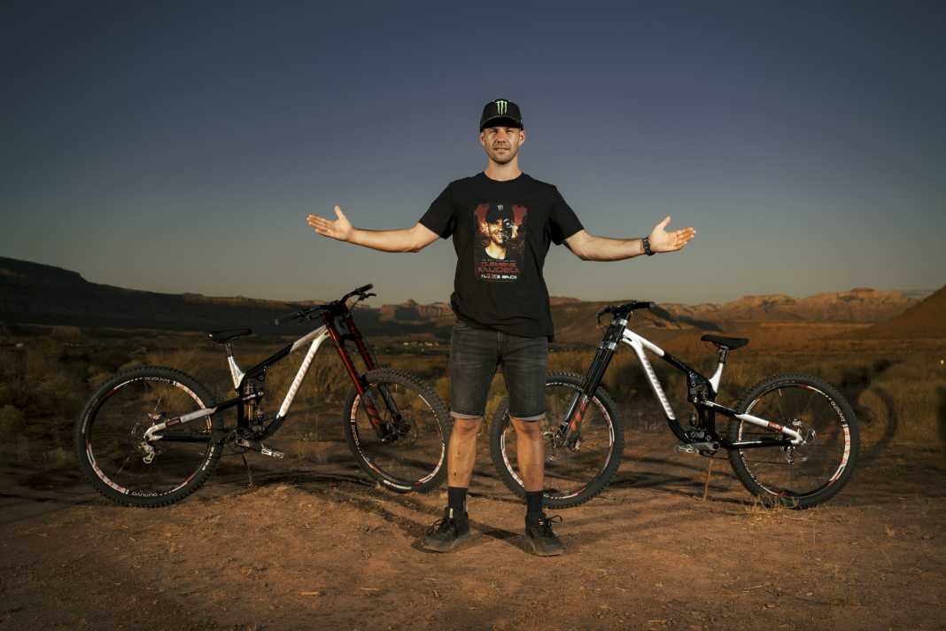 Rampage-Bausatz: zwei Bikes (Propain Rage im Custom Aufbau), ein Mann (Typ: Superhero mit XXL cojones und „Yes I can“-Attitude).