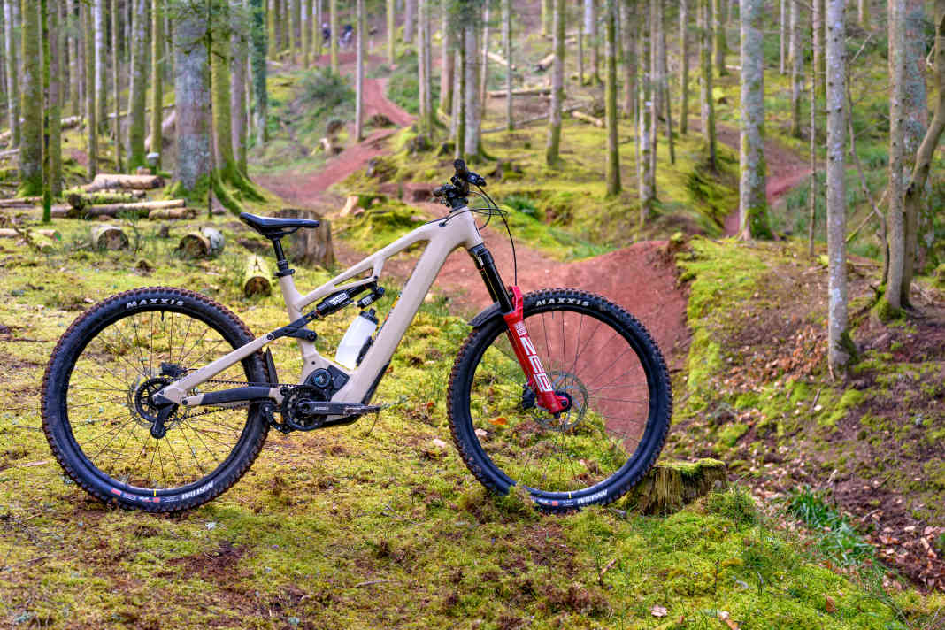 Das neue Clutch besitzt einen Alu-Rahmen mit 160 Millimeter Federweg am Heck, 170 Millimeter an der Gabel und rollt auf Mullet-Laufrädern – den Fakten nach also ein erwachsenes E-Enduro.