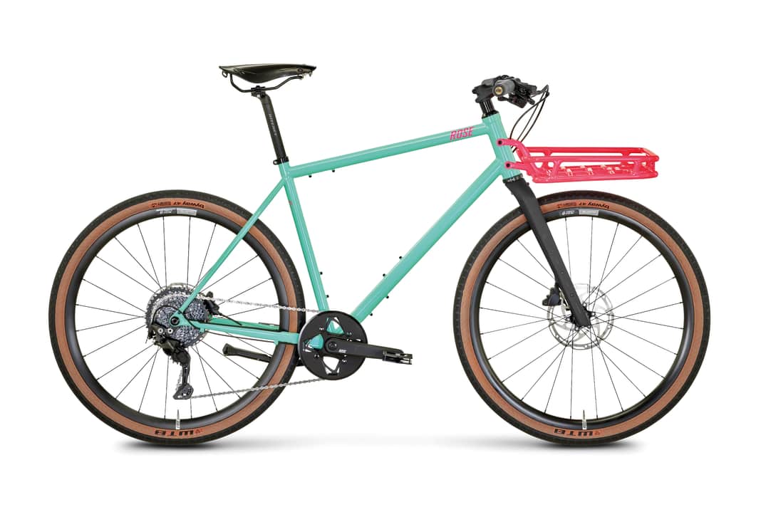 Das Rose Hobo Deore Urban Bike fällt schon allein durch seine knallige Farbgebung auf.