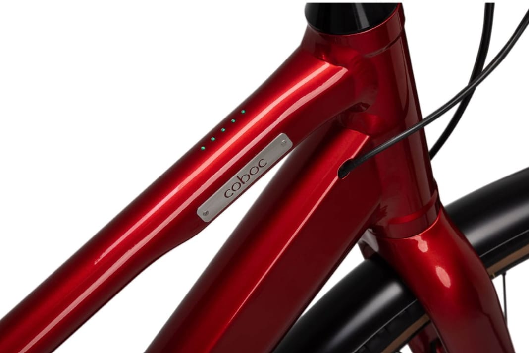 5 LEDs in the top tube reveal the battery status and support level. Otherwise, the new Coboc Merano TPZ discreetly conceals its existence as an e-bike. The bike is switched on via a control button on the underside of the top tube.