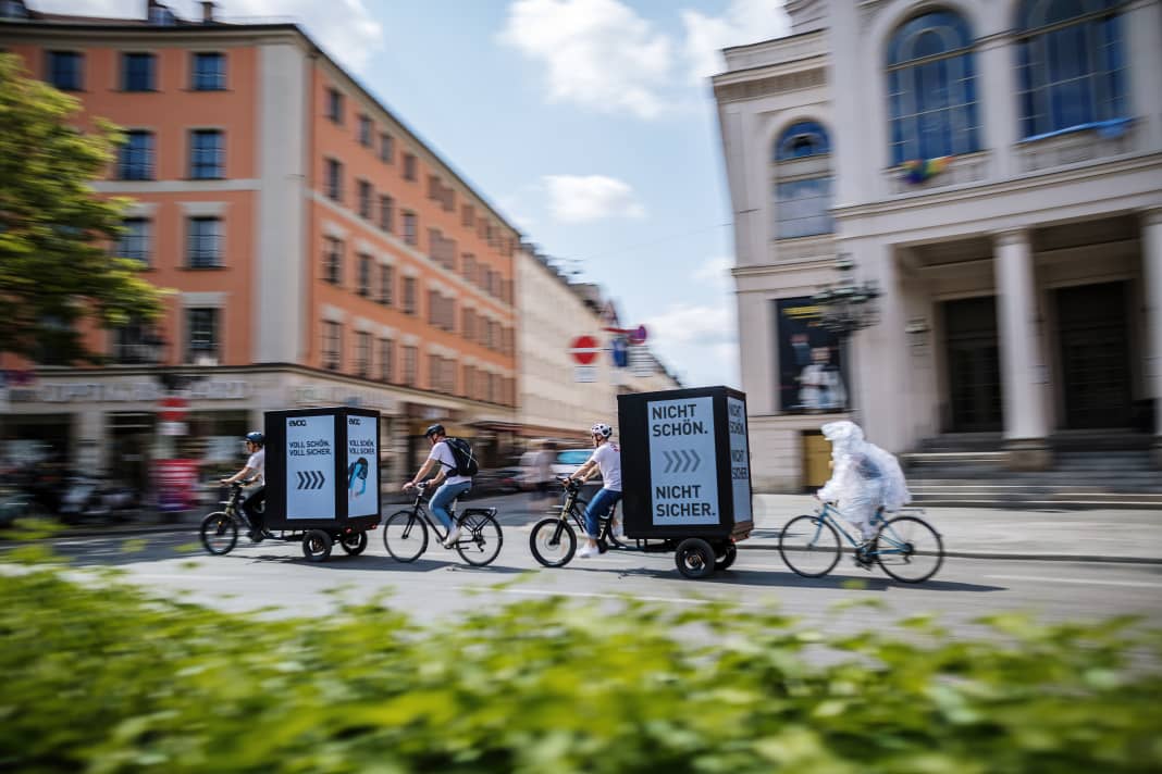 Ein kurioses Gespann war am Mittwoch in München unterwegs...