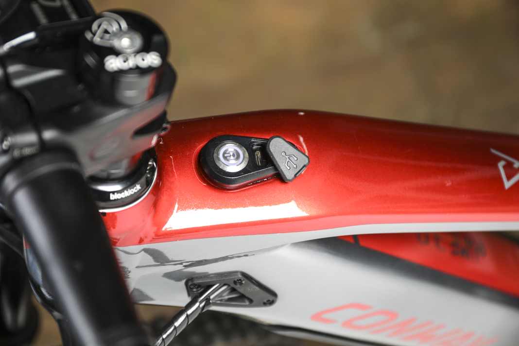 Clever: Im Oberrohr sitzt ein USB-Port. Ein Handy oder oder GPS-Gerät kann hier mit Strom aus dem Hauptakku versorgt werden.