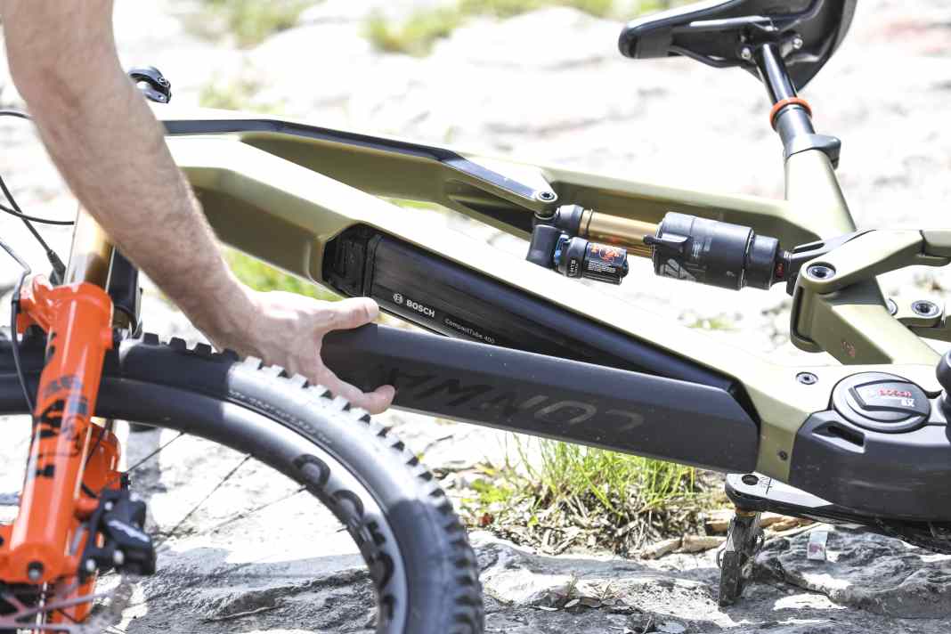 The 400 watt-hour battery can be easily folded forwards out of the down tube.