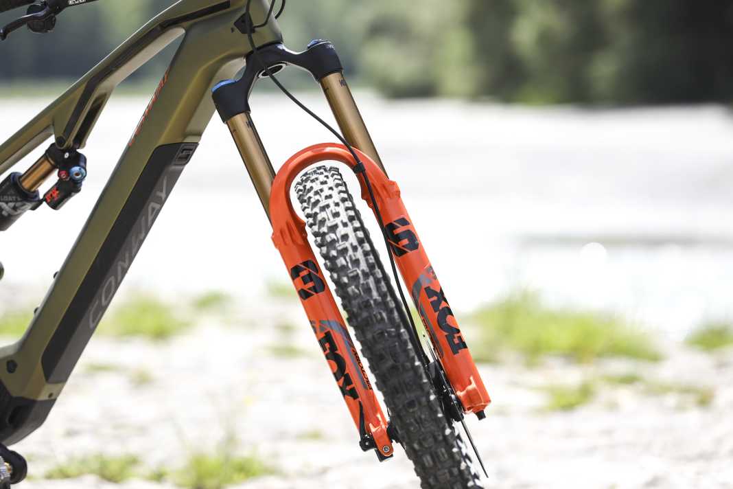 Fox 36 Factory Grip 2 am Conway Ryvon LT 10.0. Conway entscheidet sich wegen Gewicht und Steifigkeit gegen die dickere 38er-Gabel.