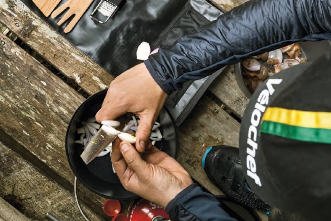 Am Ende eines langen Tages im Sattel zu kochen, das ist oft das Highlight einer Bikepacking-Tour. Und lebensnotwendig dazu.