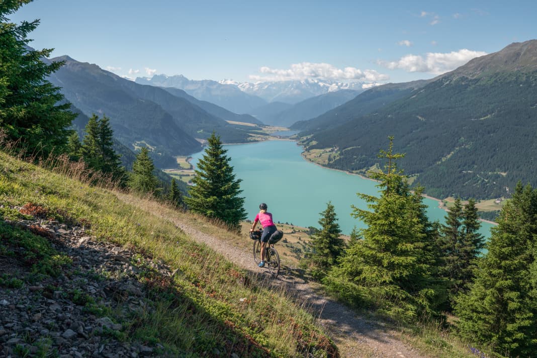 Sonst eher das Gebiet der Mountainbikes, hier ist Monika Sattler mit ihrem Gravelbike auf den Transalp-Trails unterwegs.