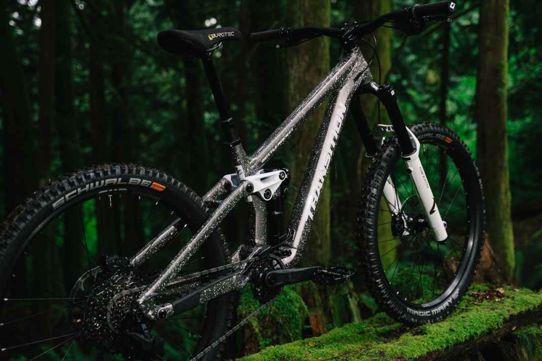 The "Snowstorm" colour option is based on the 2009 original with a white frame and rocker link.