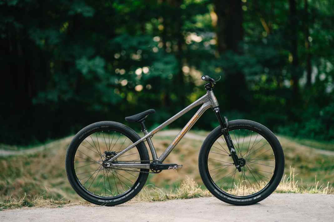 With the new PBJ, Transition Bikes presents a completely redesigned dirt bike that should also deliver on the pump track