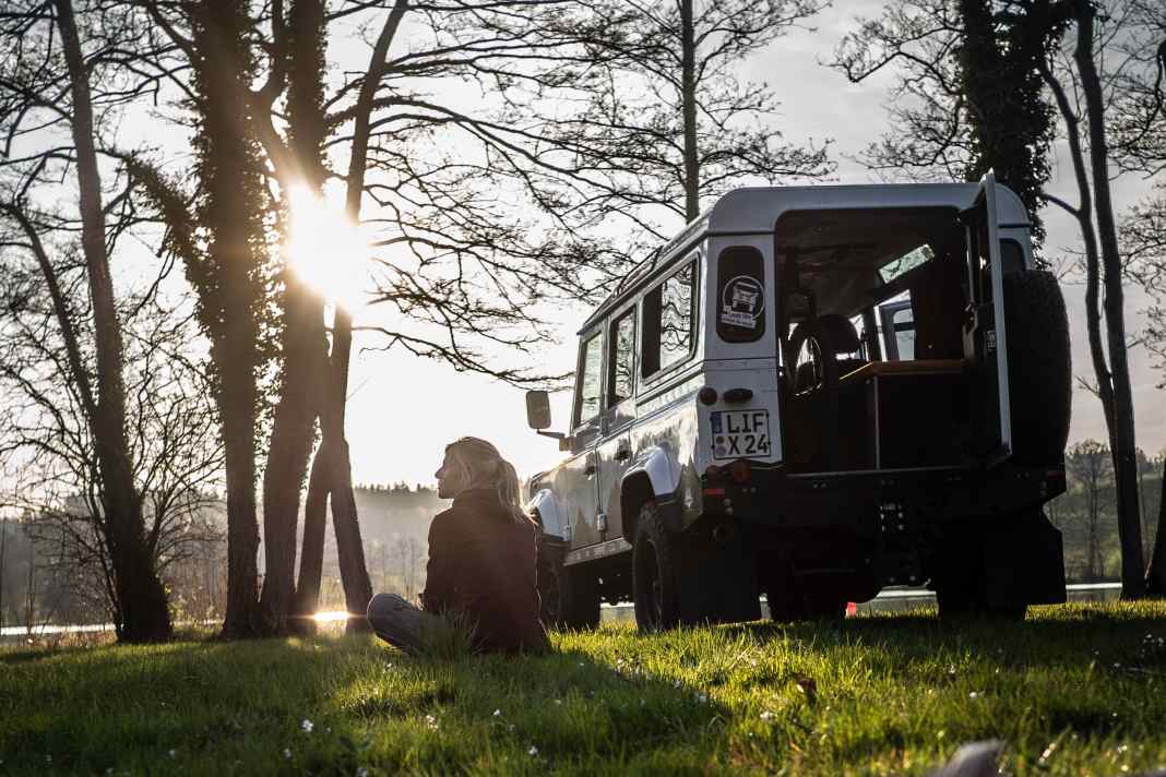 Julia Schaefer is a Land Rover fan through and through. Her motto for Vanlife is: minimalism...