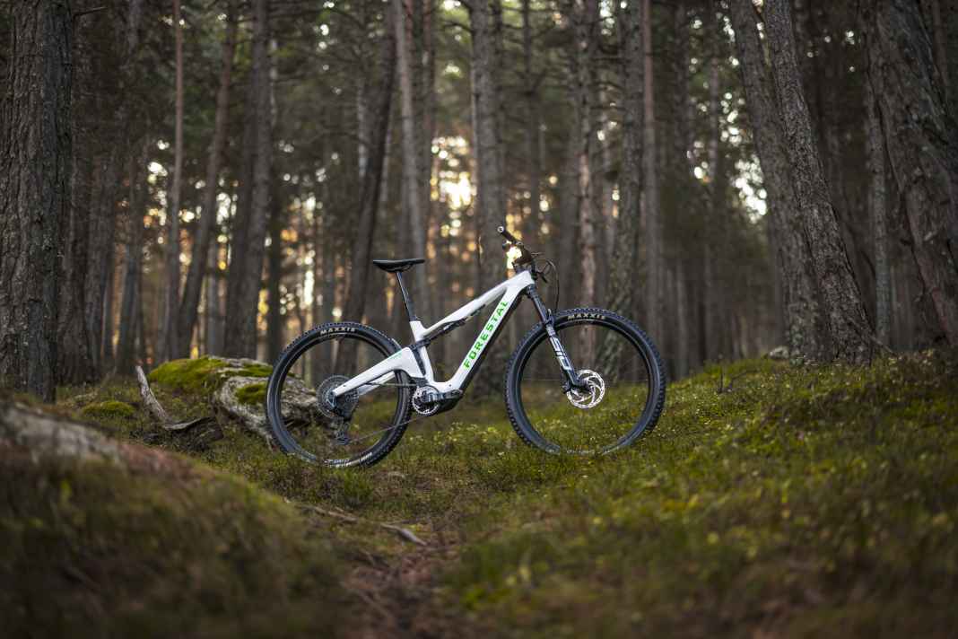 Mit dem E-Cygnus setzt Forestal erstmals auf einen Bosch-Motor und wenig Federweg. Das große Display macht das Rad besonders interessant.