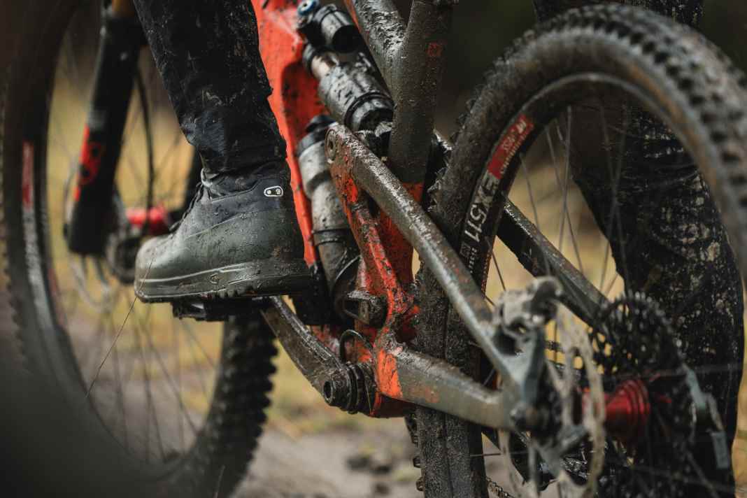 Genuine all-weather shoes for flat-pedal riders are rare. However, with the new Stamp Trail Speed Lace Seal, Crankbrothers is launching a model that looks very promising.