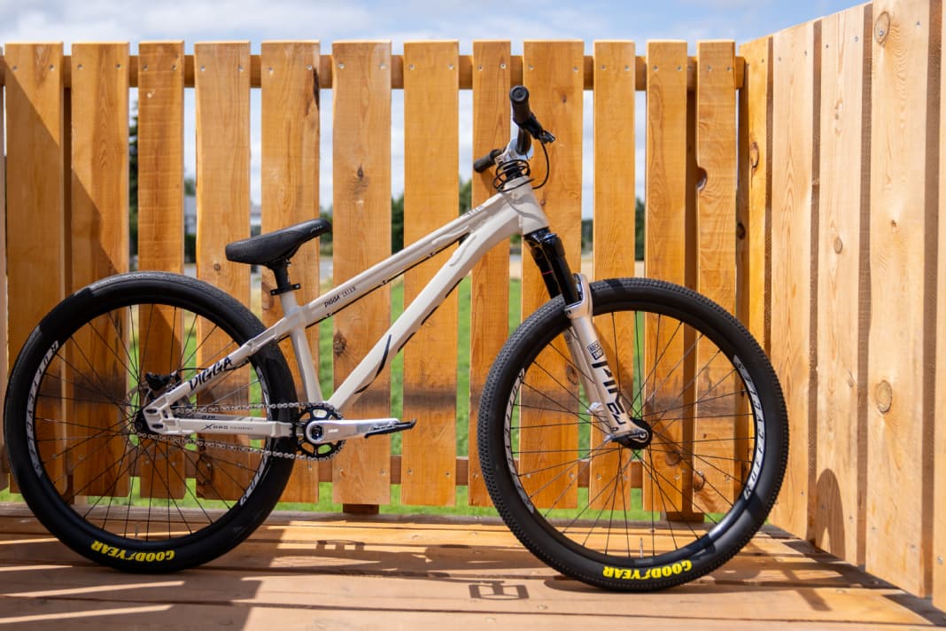 Mit dem Digga Core Cream rollt die deutsche Marke XPro erstmals ein Komplettbike an den Start.
