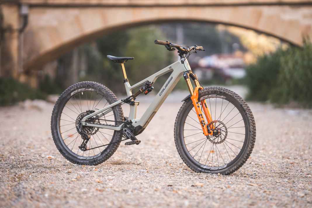 Das Crussis e-Full ist eines der ersten Bikes mit DJI Avinox.