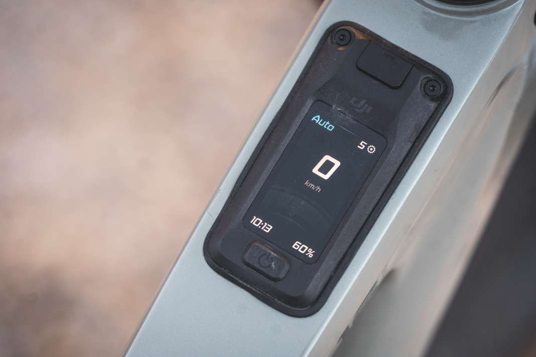 Das DJI-Display sitzt schlank im Oberrohr und wird per Touch bedient.