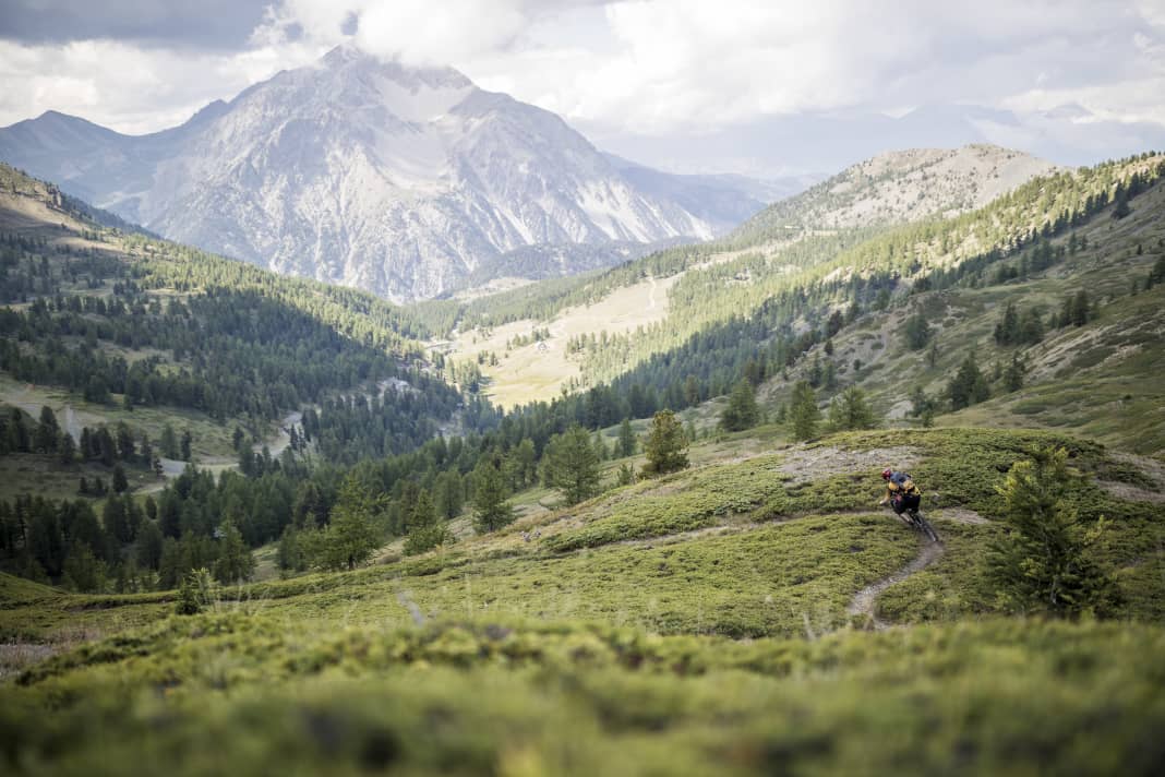 Flowy: the trail to Lago di Sette Colori. Rough and only for experts: Mont Chaberton (3136 m) with its eight turrets.