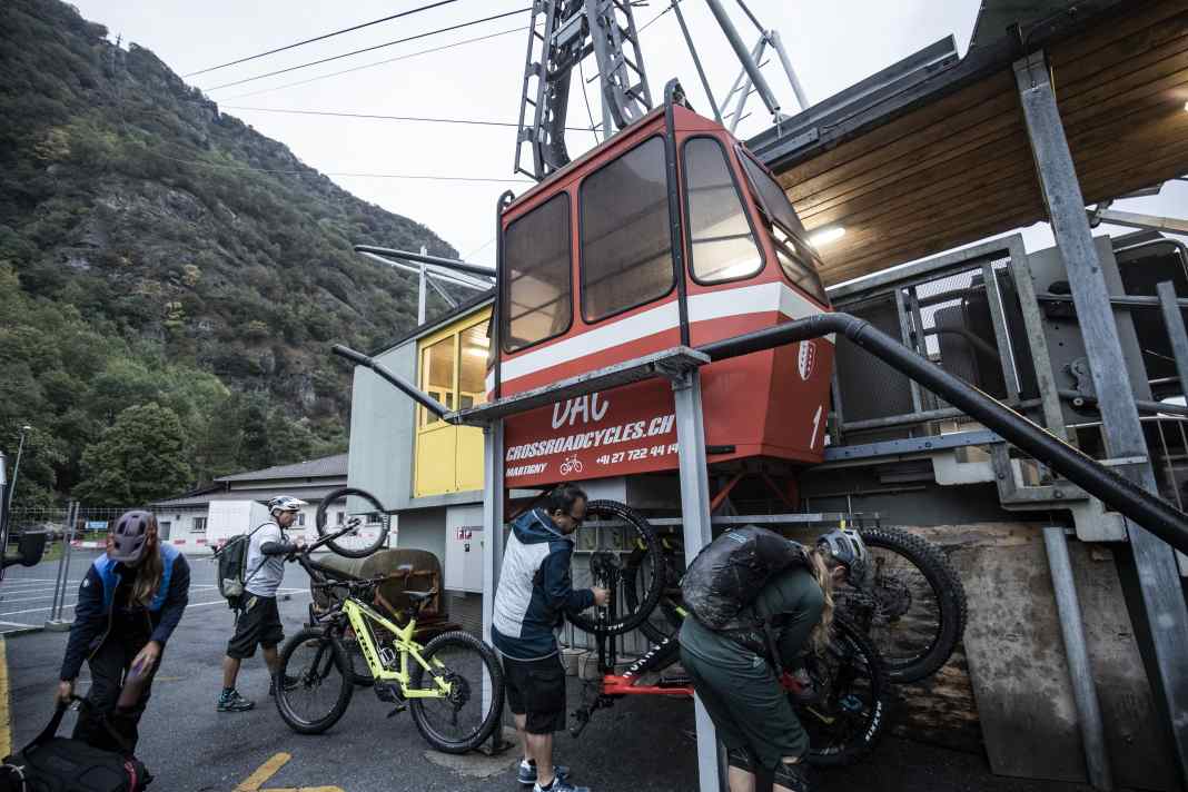 Oh, and the way up to the "Portail de Fully" super trail is by gondola, which has a rather unusual bike system.