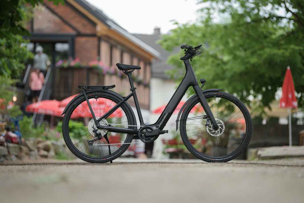 The Cube Kathmandu SLX 400X as a step-through bike in carbon'n'black.