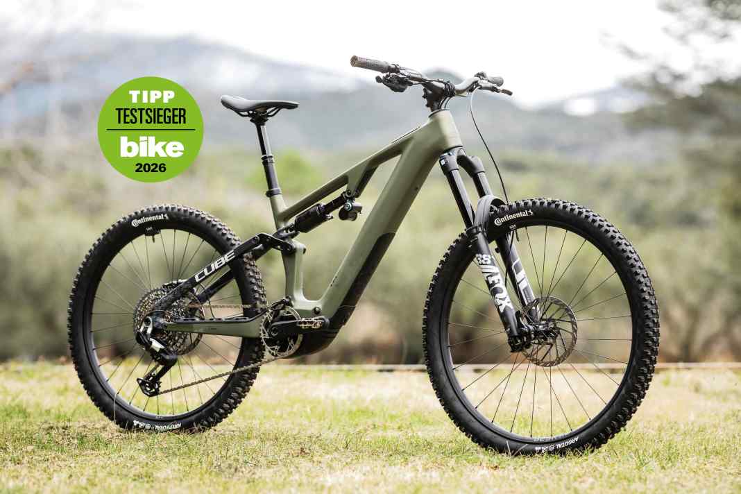 Das Cube AMS Hybrid 177 TM gehört mit 21,7 Kilo zu den leichtesten Bikes mit Bosch-CX-Motor - und das zu einem fairen Preis. Testsieg!