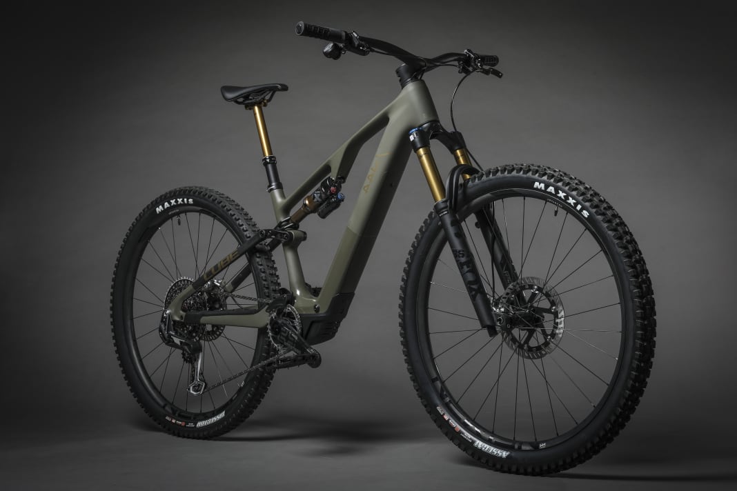 At 8999 euros, the Super TM is the most expensive AMS One44. It comes with carbon parts from the wheel to the cockpit, Fox Factory suspension and XX Transmission.