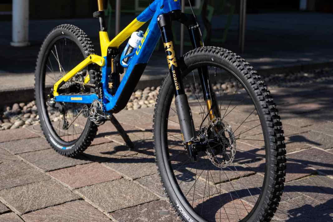 Optisch gar nicht so auffällig: Im Cube Fritzz von Teamfahrer Zakarias Johansen steckt ein 30,5 Zoll großes Vorderrad, hinten ein 29er.