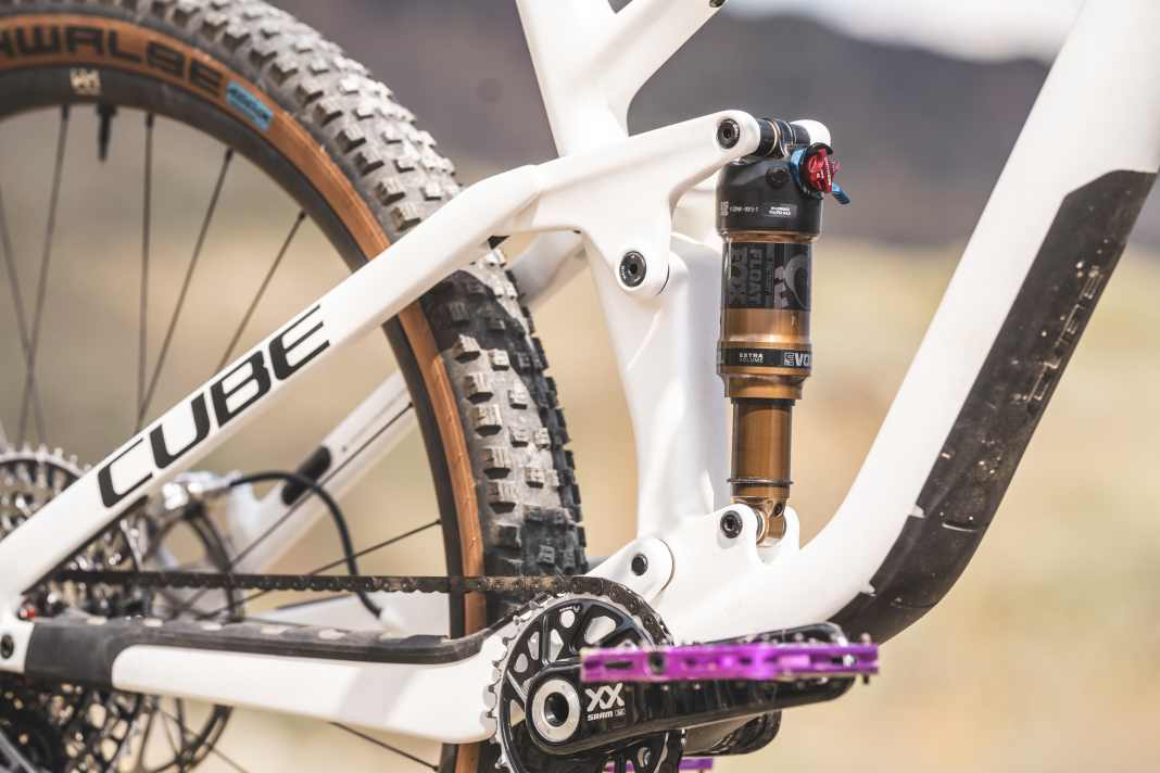 Fox Float X: Even though the Cube marks the cheapest price point in the test, Cube specifies high-end suspension from Fox. The rear suspension pitches slightly when pedalling. However, the platform lever is within reach and effectively eliminates the influence of the drivetrain.
