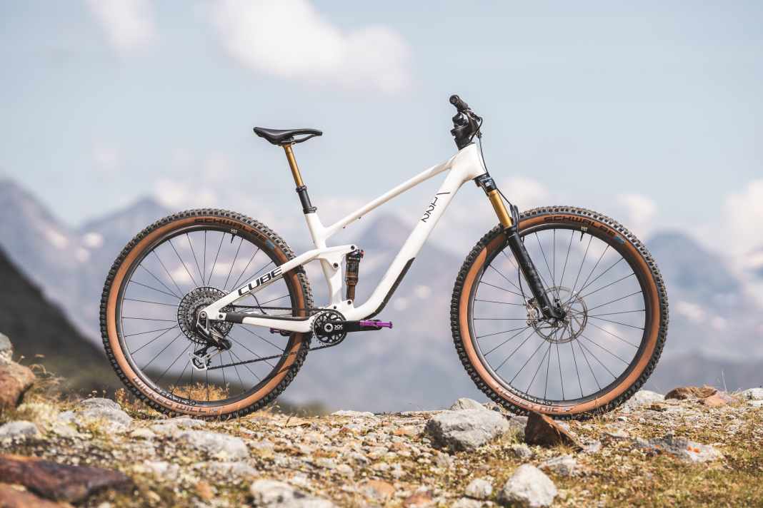 Cube Stereo One22 C:62 SLT 29 // 11,8 kg // 130/120 Millimeter Federweg // 29" // 5999 Euro // Carbon