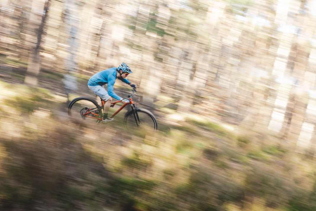 Wenig Federweg, wenig Gewicht: Kann das Downcountry-Fully von Cube damit auf Tour und Trail punkten?
