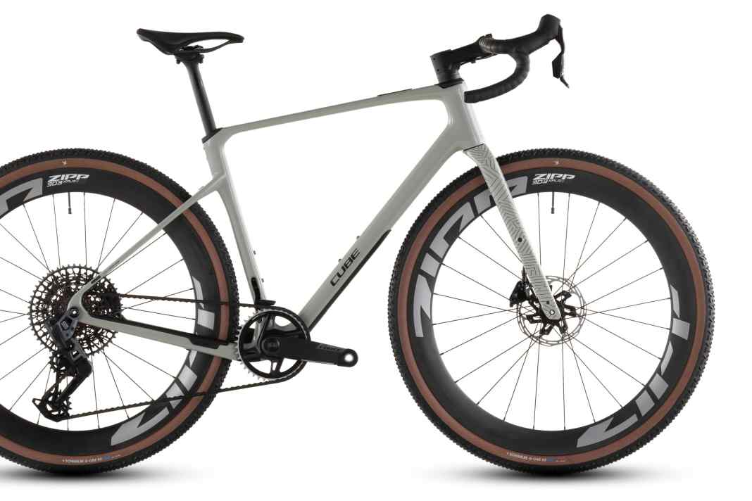 The Cube Nuroad C:62 SLX: a sleek carbon frame, an electronic SRAM Force XPLR AXS groupset and high-profile carbon wheels from Zipp. This premium package is available for a tempting €3,999.