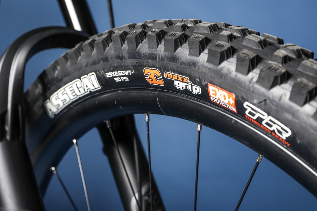 Safety guarantor: The Maxxis Assegai in the soft Maxx-Grip rubber compound provides plenty of traction in all situations.