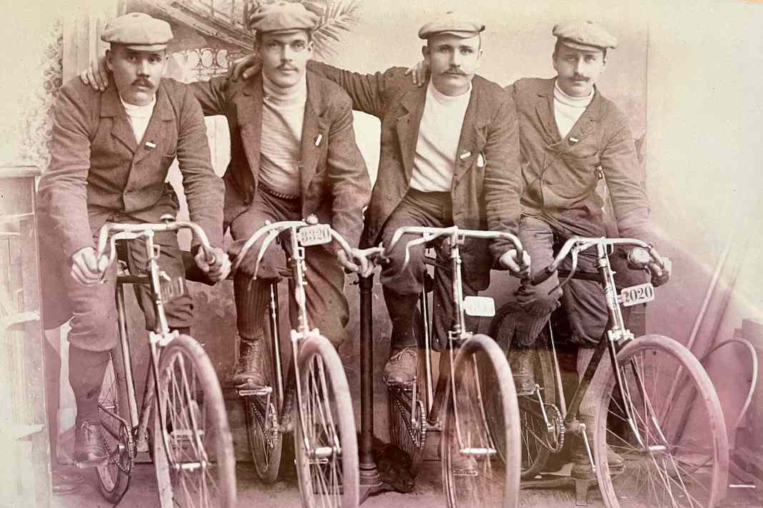 Gravelbiker Carl Merkel (deuxième à partir de la gauche) vers 1880 : veste, guêtres et flare dans le guidon.