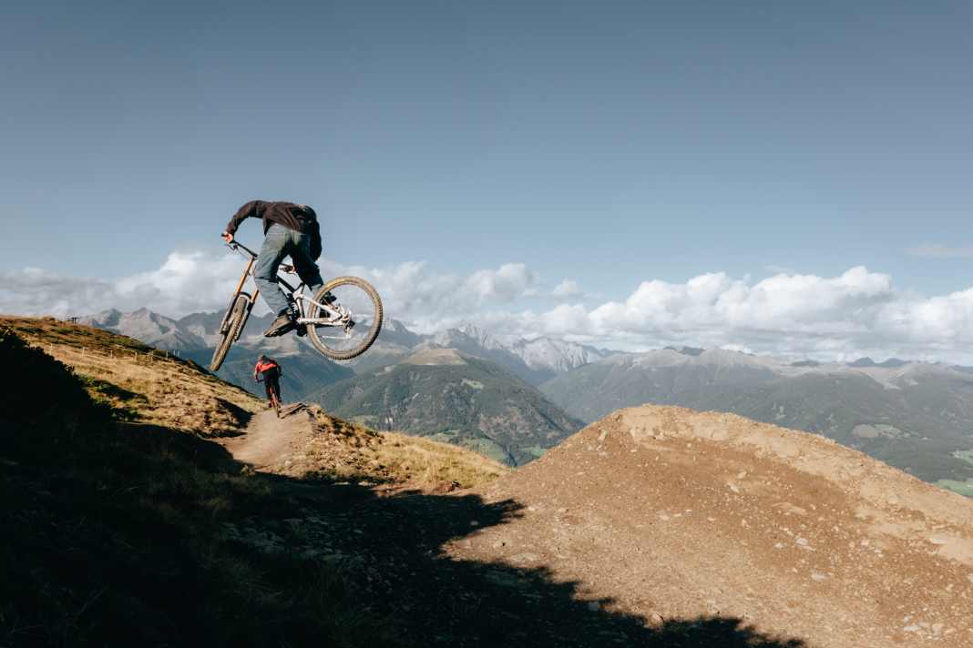 Der Bikepark Kronplatz in Südtirol eröffnet am 17. Mai 2025 die neue Saison mit einem erweiterten Streckennetz und verbesserten Sicherheitsmaßnahmen.