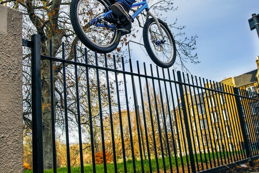 Eine der Schüsselszenen im Film "Inspired Bicycles": Stunts wie der Balanceakt auf dem Zaun waren 2009 eine Sensation.