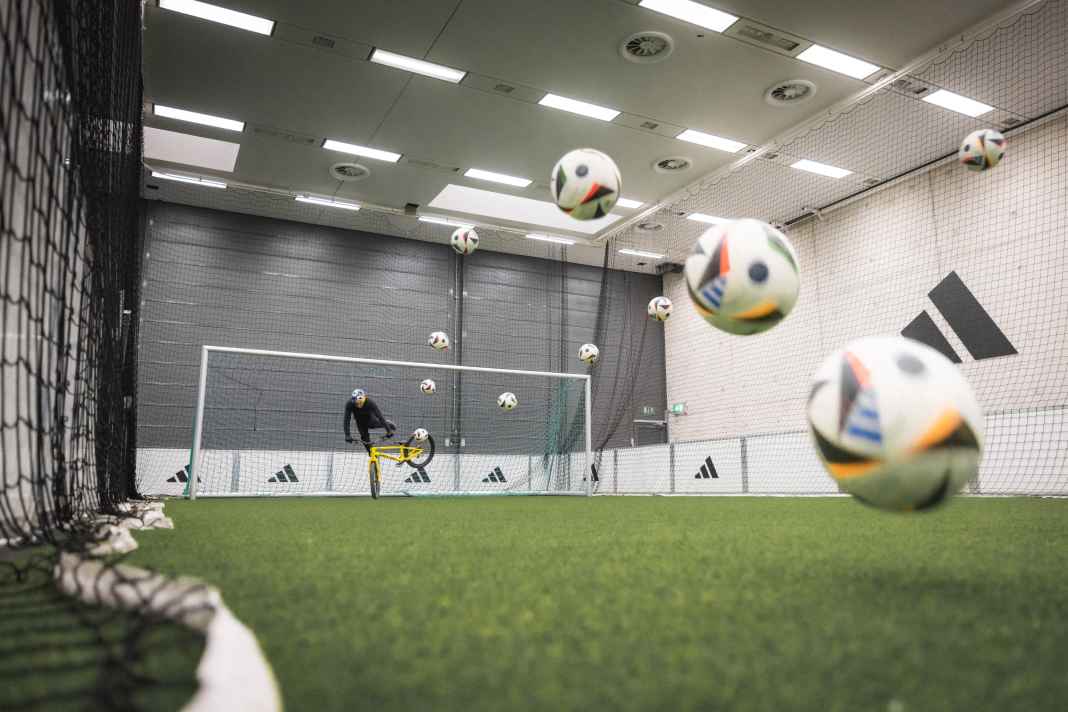 Danny plays Oliver Neuer and catches the balls from the goal-scoring machine with his back wheel. You have to hand it to Danny: the lad is creative and full of ideas. The Scotsman writes the scripts for his clips himself.