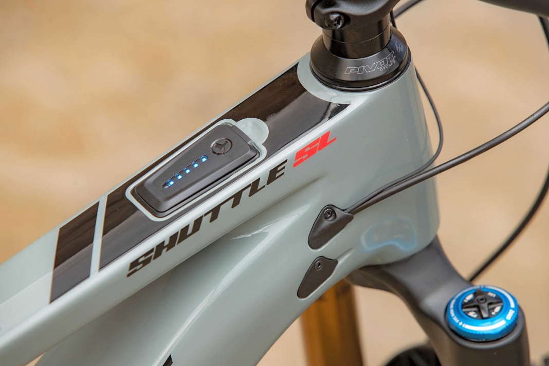 The minimalist display on the top tube provides information about the battery status and U-level.