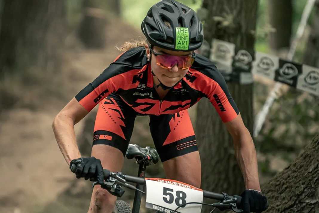 Evil Eye präsentiert mit dem neuen Vario Shield Adapter eine neue Technologie für Sportbrillen. Leonie Daubermann (Foto) ist amtierende Deutsche Meisterin der Elite-Kategorie im Cross Crountry. Sie setzt auf die Shield-Modelle von Evil Eye.