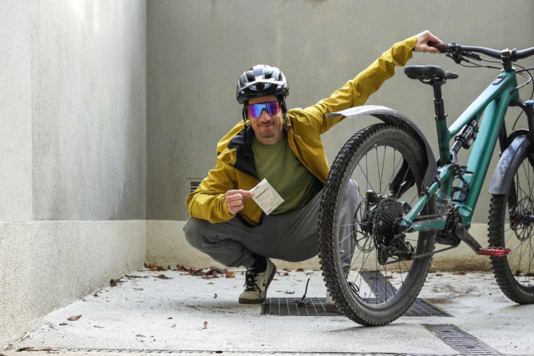 Dreamteam? Tester Laurin Lehner mit seinem Dauertest-Bike Specialized Levo SL in der Alu-Variante. In der Hand die Lösung für die zickige Sram-Code-Bremse.