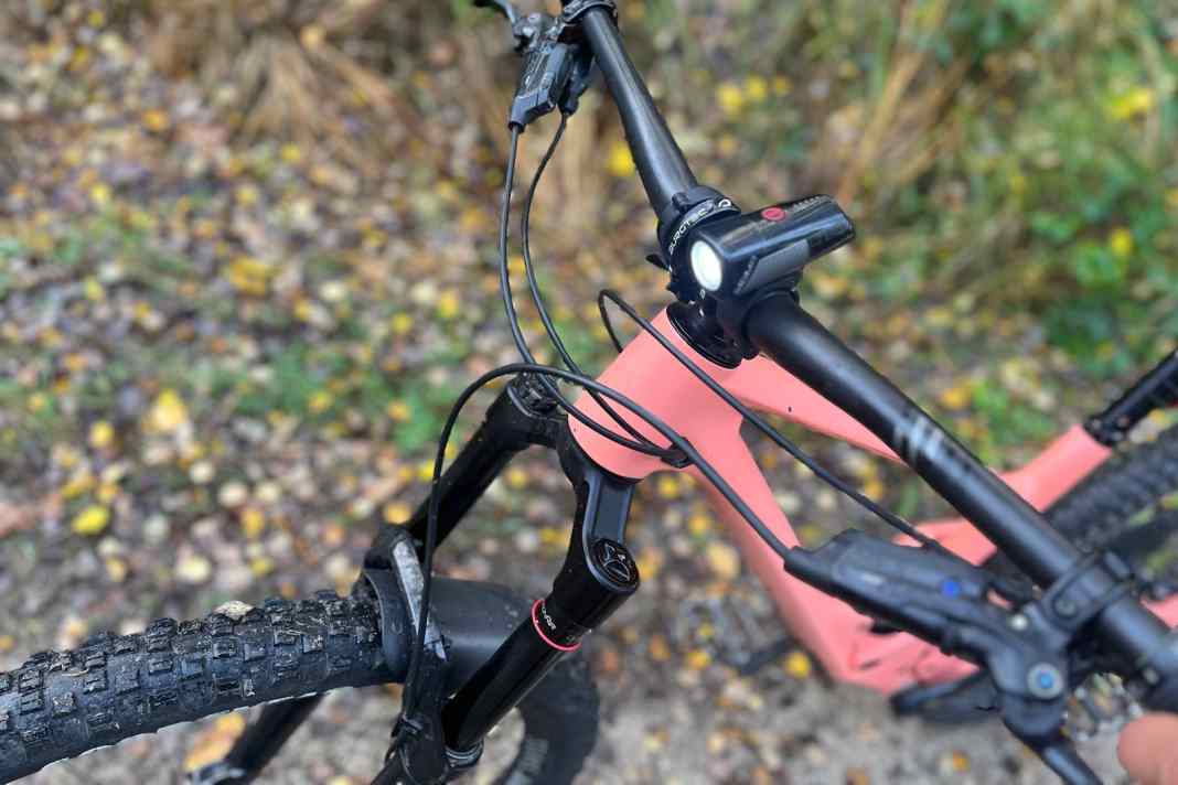 Buster 400: eine kleine, praktische Lampe für den Lenker mit langer Leuchtdauer und easy Bedienung.