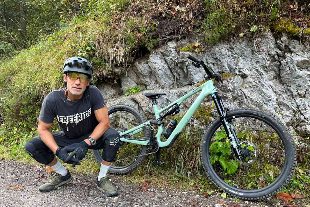 Stumpy and test editor Dimitri Lehner are over the moon: the two of them have just ridden one of their favourite trails. Check out the cool colour: gloss pistachio.
