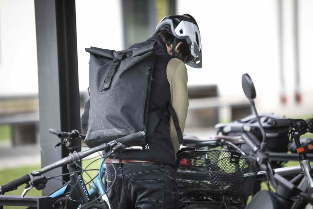 The Btwin Speed 900 in its natural commuter habitat.