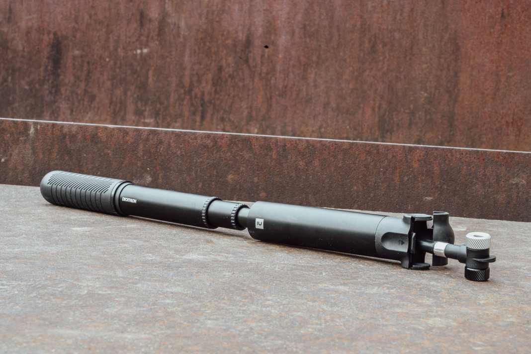 Decathlon schickt mit der Riverside Handpumpe MTB die günstigste Pumpe in den Test. Ob der Preisknaller mit dem restlichen Feld mithalten kann?