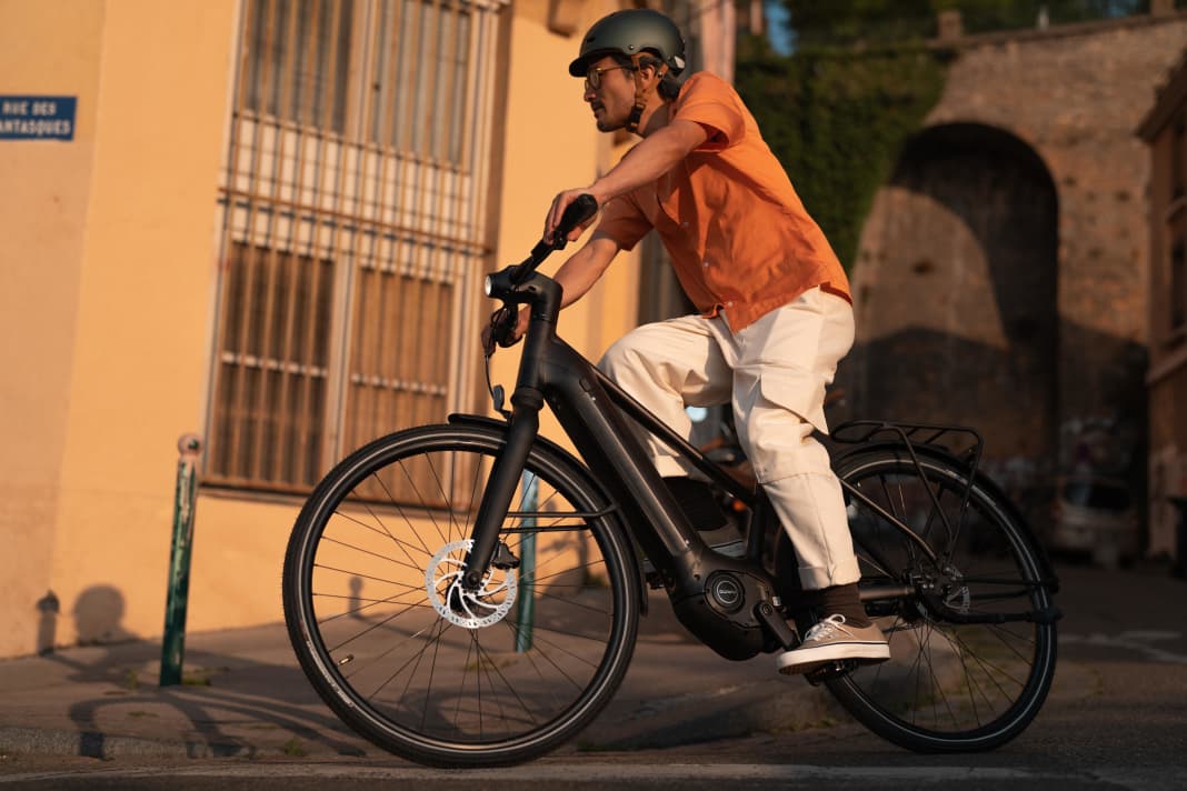 The Decathlon City E-Bike B'TWIN LD 920 E automatic with automatic gearbox promises relaxed cycling in the city
