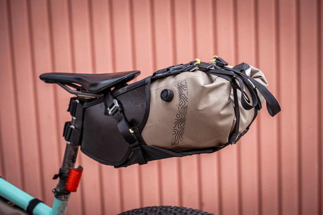 The Decathlon range offers an incredible wealth of outdoor equipment. Bikepacking bags have recently been added. Can the inexpensive saddle bag keep up with the experienced competition?