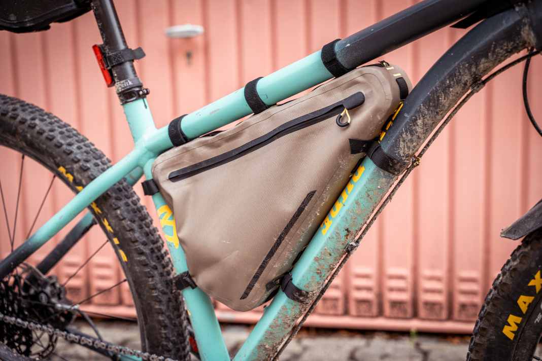 Decathlon a découvert la tendance du bikepacking et équipe les aventuriers d'une sacoche de cadre robuste en différentes tailles.
